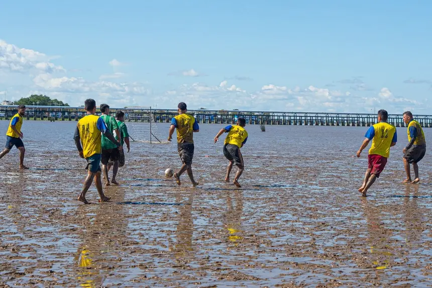 Modalidade reúne as regras do futebol tradicional às margens do Rio Amazonas.