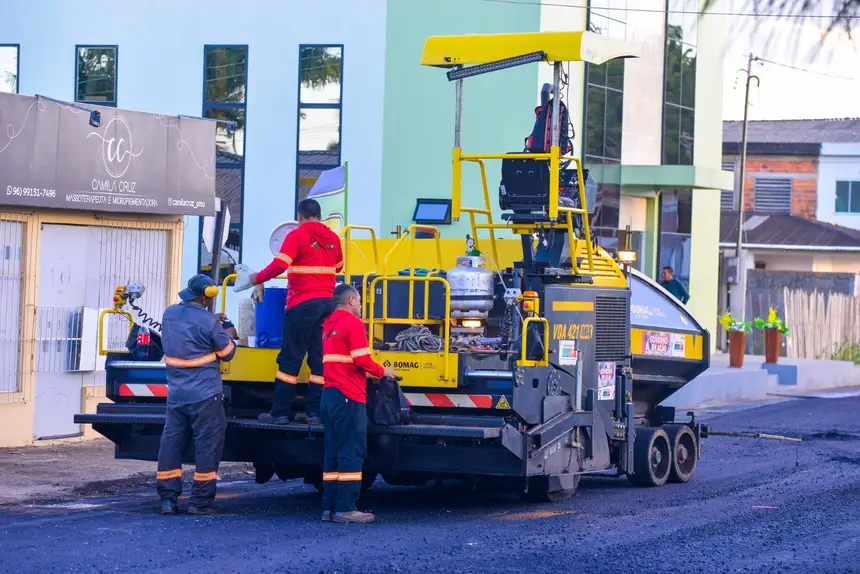 A pavimentação no bairro soma-se a um amplo pacote de obras executado pelo Governo do Estado, por meio da Seinf, que em um trabalho contínuo leva asfalto novo para as zonas Norte, Sul, Leste e Oeste de Macapá