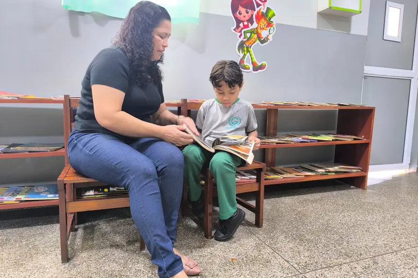 Taylor e sua professora, Iracilma dos Santos