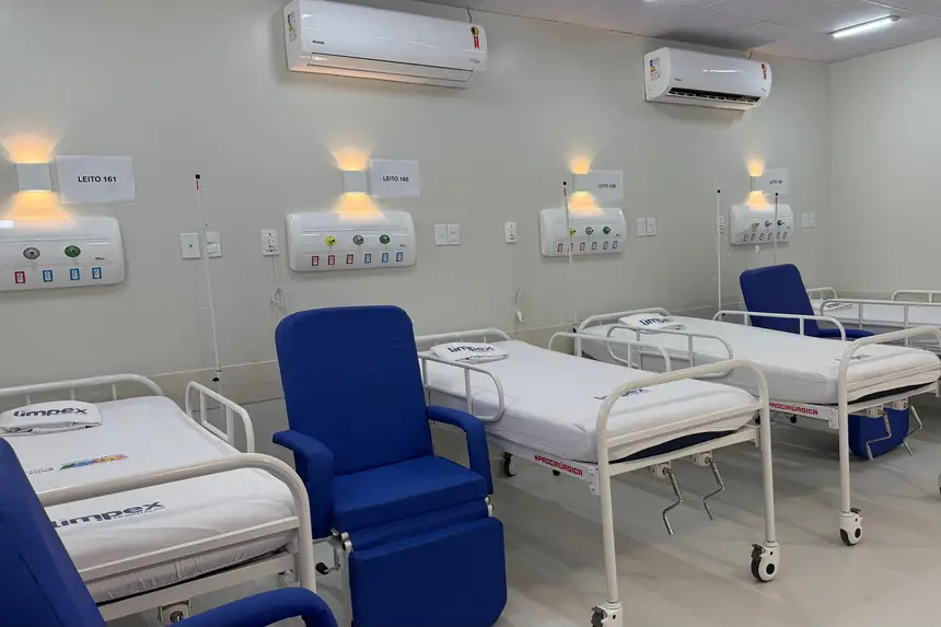 As enfermarias possuem maca, poltronas e banheiros, garantindo acolhimento e conforto para a assistência integral do paciente