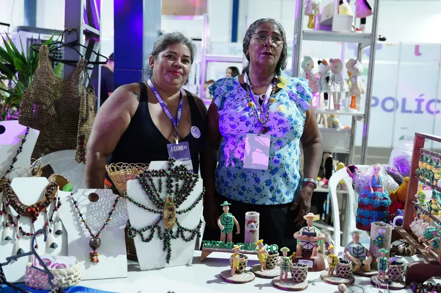 artesãs Joana Batista e Iane Moura são integrantes da Associação de Mulheres e Artesãos de Tartarugalzinho (AMAT),