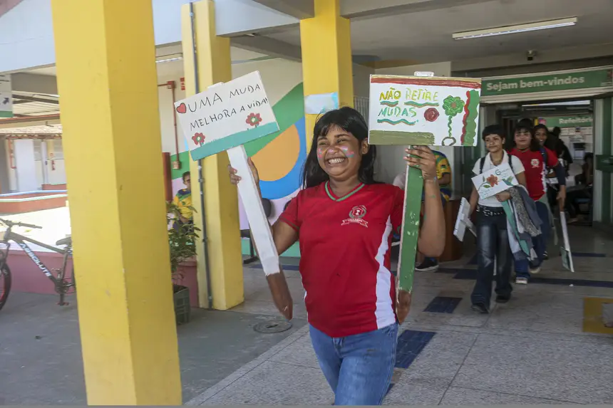 Crianças da Escola Prof. Carlos Alberto Viana Marques durante ação ambiental 