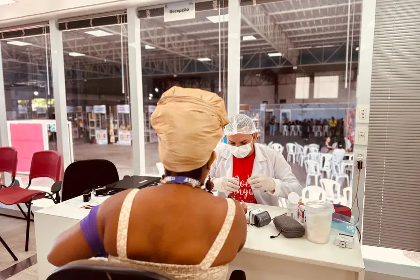 Profissional de saúde realiza os procedimentos de triagem e atendimento ao público durante a ação itinerante no Sebrae