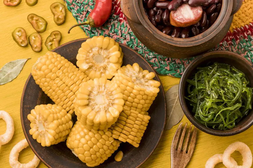 O milho é o grande símbolo das festas juninas. Presente em receitas como pamonha, canjica, bolo e mingau, ele reúne tradição, sabor e memória afetiva em cada prato típico servido no Arraiá do Povo