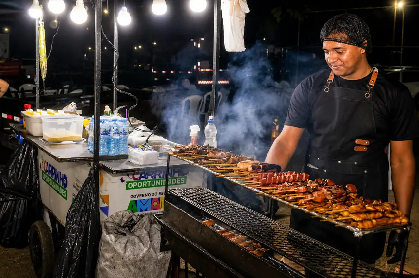 No Arraiá do Povo, a diversidade de sabores conquista o público antes mesmo da primeira mordida, despertando o olfato e encantando os olhos