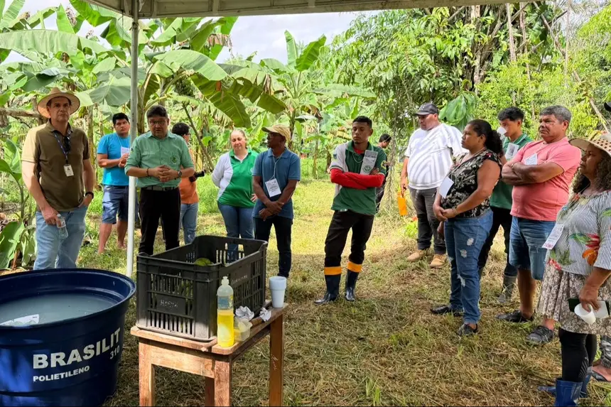 O diretor-presidente do Rurap, Kelson Vaz, acompanha a apresentação de projetos agrícolas desenvolvidos por estudantes, valorizando o conhecimento, a inovação e o protagonismo da juventude no fortalecimento da agricultura familiar.