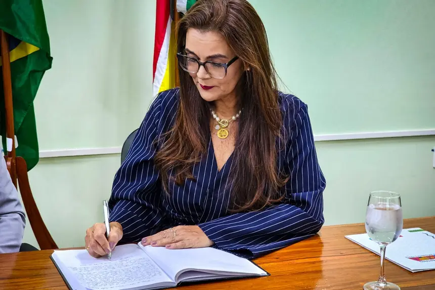 Simone Guedes tomando posse como Nova Conselheira da Educação