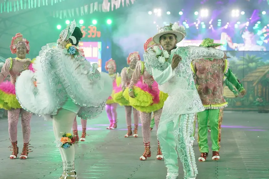 Encanto verde e branco na arena de Macapá. Casal de destaque da quadrilha Fogo e Folia esbanja elegância e sintonia no tablado, defendendo a essência e as tradições aromáticas da Amazônia.