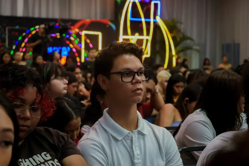 Estudantes acompanham a apresentação das diretrizes da nova edição do Jovem Descolado