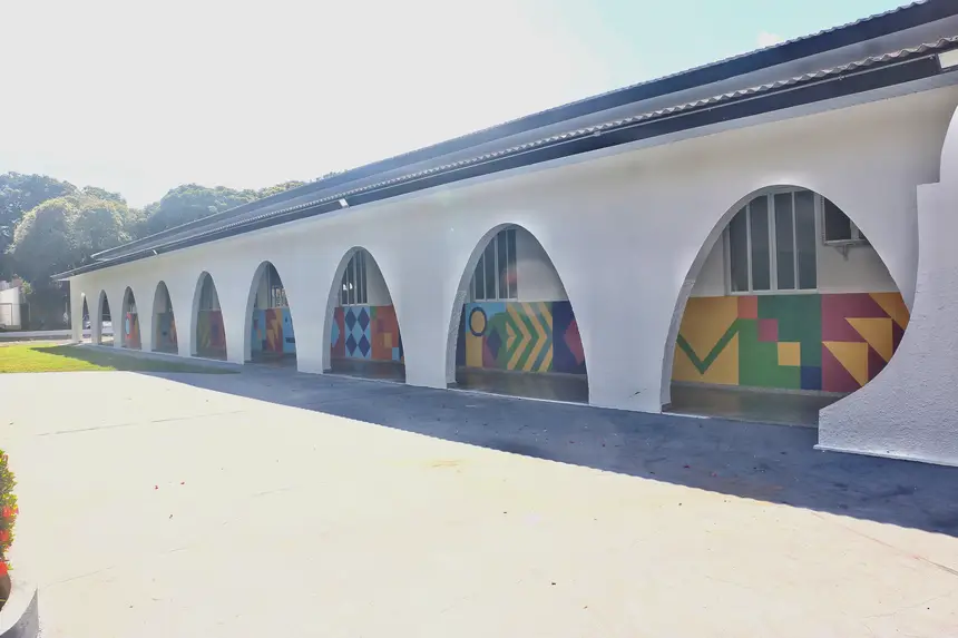 Os ambientes receberam nova rede elétrica, iluminação, climatização, pisos, pintura, mobiliário e intervenções artísticas inspiradas na cultura dos povos originários