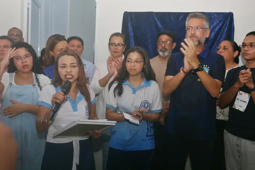 A diretora Mônica de Nazaré Rodrigues da Silva