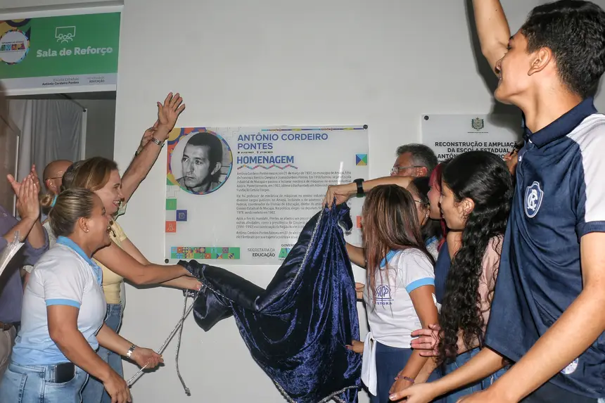 O momento da entrega da Placa de Homenagem a Antônio Cordeiro Pontes