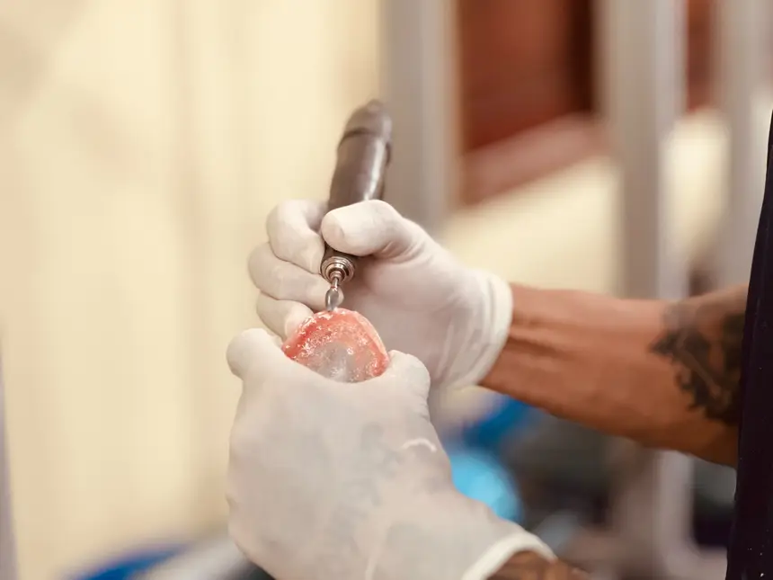 O último dia da ação foi dedicado ao acompanhamento dos pacientes que receberam próteses dentárias durante a semana
