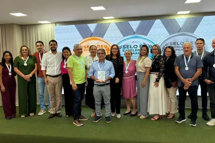 Os profissionais foram premiados com medalhas e troféu