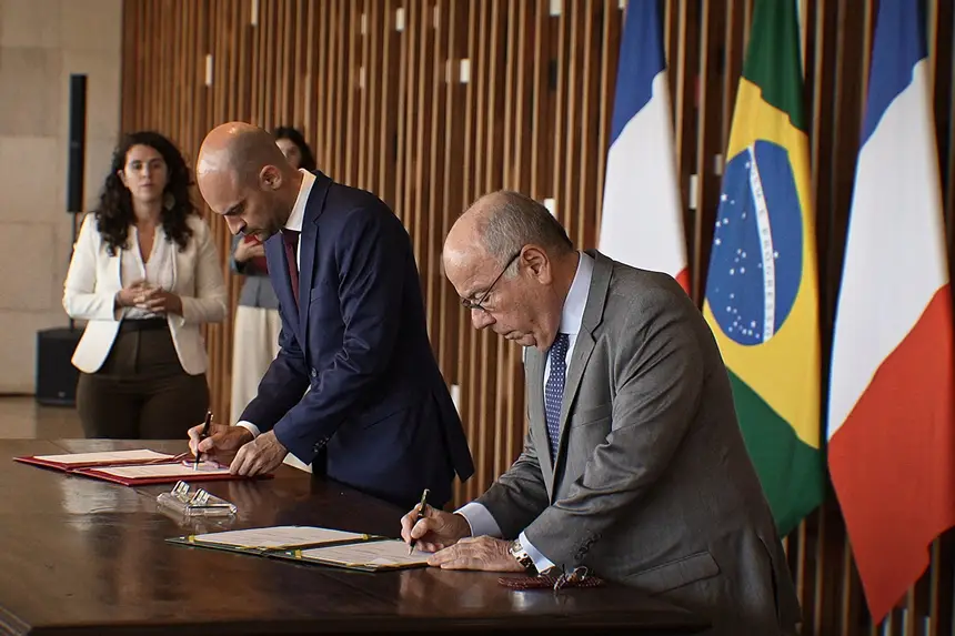 Cerimônia realizada no Palácio Itamaraty oficializou a isenção do visto para brasileiros e marcou uma nova etapa nas relações entre Brasil e França
