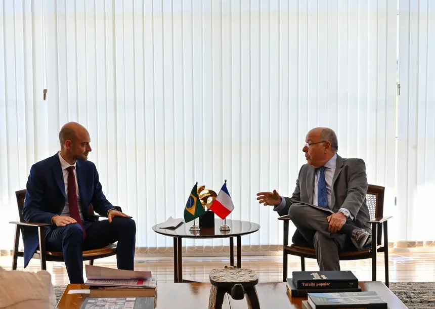 Ao lado de autoridades brasileiras, o ministro francês Jean-Noël Barrot reafirma o compromisso dos dois países com a integração da fronteira e o bem-estar da população local.