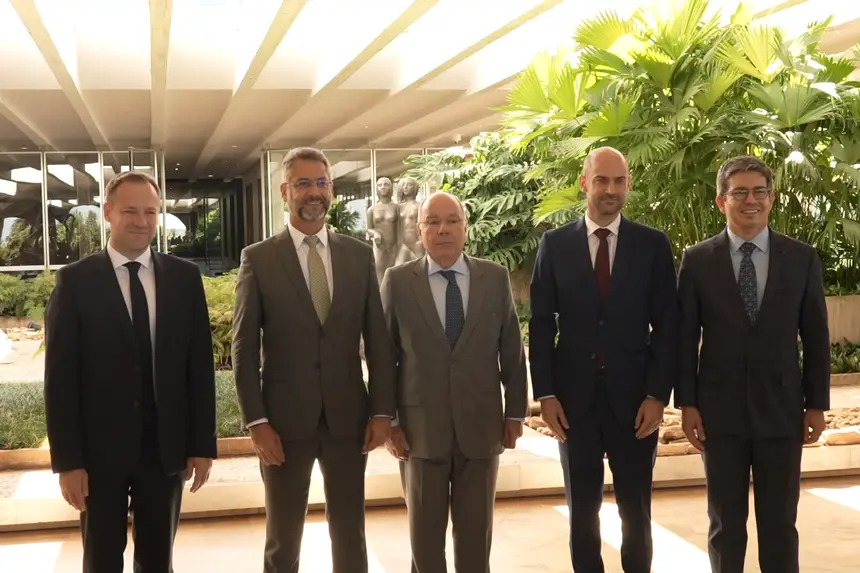 Clécio Luís acompanha a assinatura do acordo que elimina uma barreira histórica na fronteira franco-brasileira.