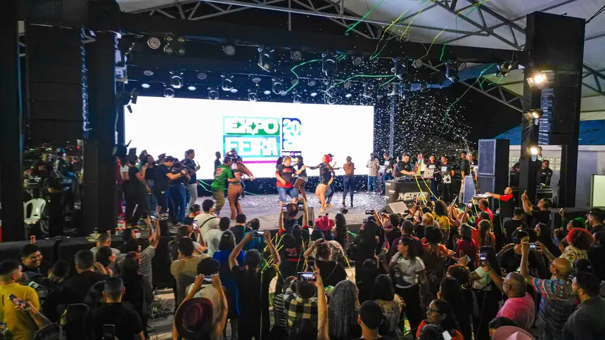 Apresentação cultural marca a abertura das atividades da Central da Expofeira no Parque da Fazendinha.