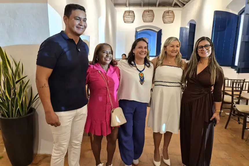 Vice-governador Teles Junior, secretária de Cultura e a gerente da Fortaleza, respectivamente, Clícia Di Miceli (calça azul), e Analene (marrom), e visitantes