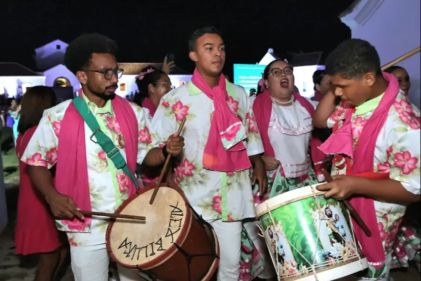 Grupo de batucada do Marabaixo marcando presença na cerimônia