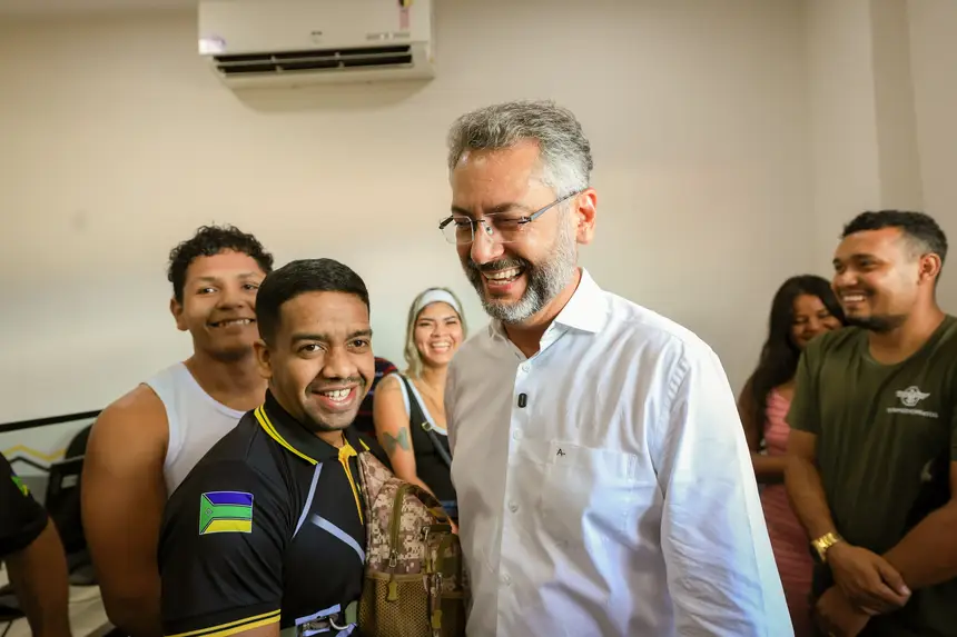 Foto: Ruan Alves/GEA Clécio Luís destaca formação de nova geração de condutores durante entrega de CNHs