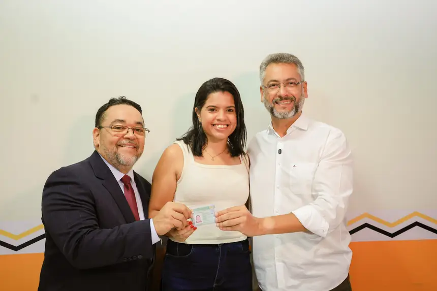 Foto: Ruan Alves/GEA Primeiros beneficiados recebem a Carteira Nacional de Habilitação pelo programa Habilita Amapá