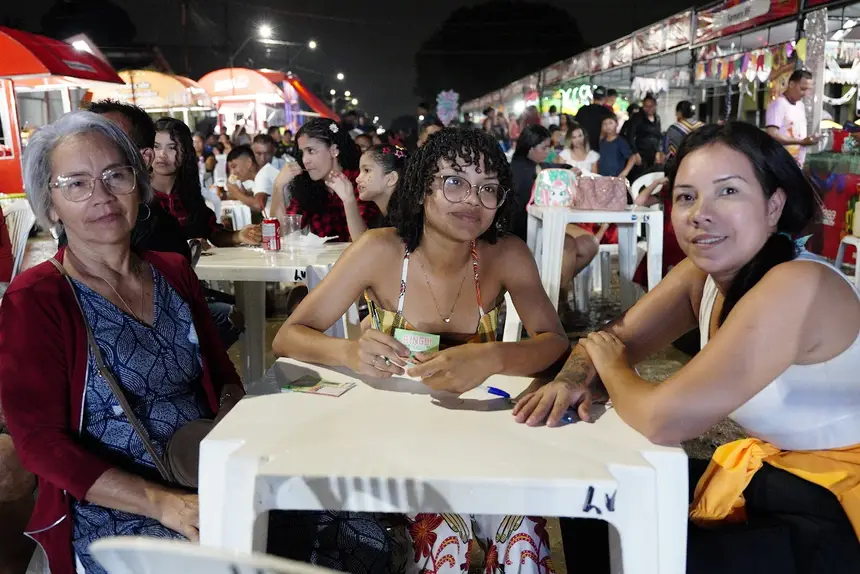 Famílias locais prestigiam o evento junino realizado pela Sehab e Icef