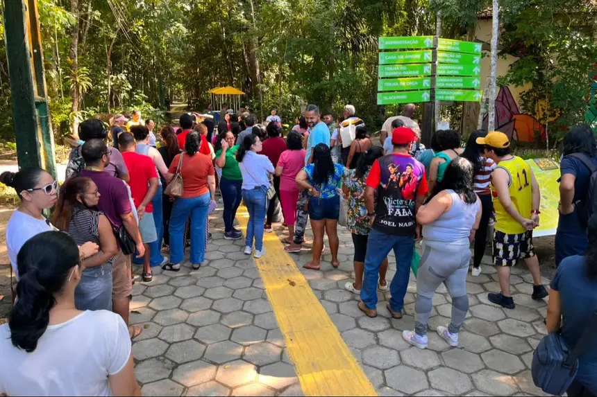 Usuários e equipe do Caps Gentileza se reúnem na área de acolhimento do parque