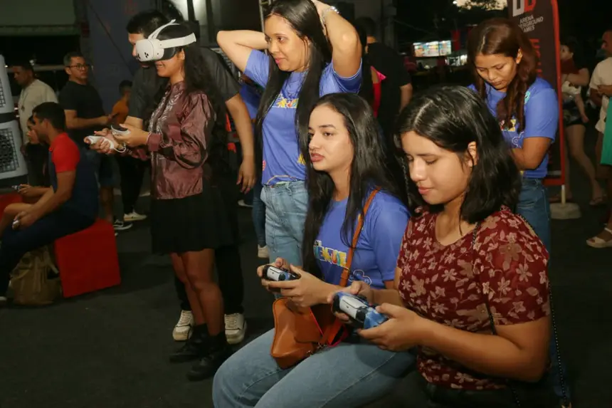 Jovens se divertindo no espaço game, um atrativo para nova geração