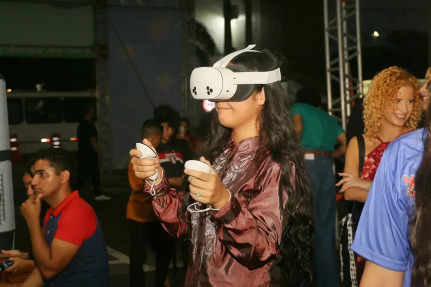Jovens se divertem no Espaço Games