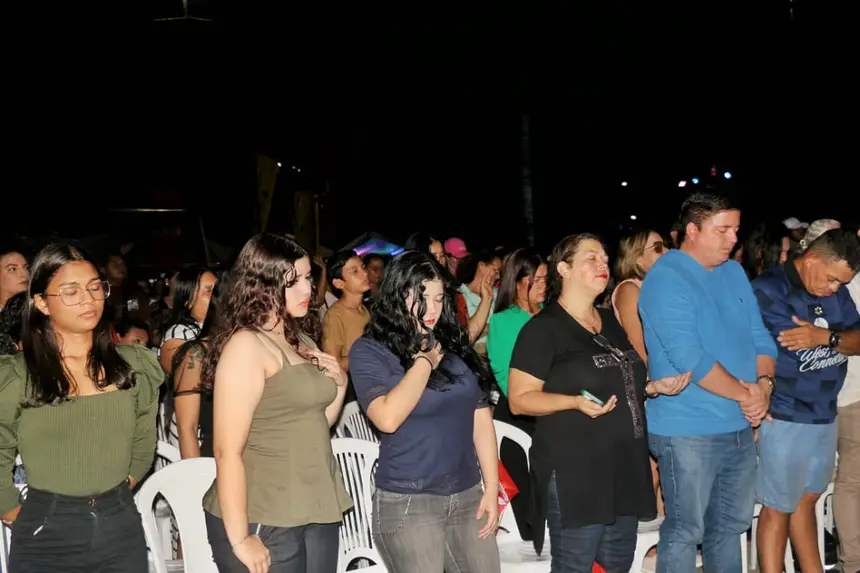 Louvores provocaram momentos de adoração, choros em pessoas de todas as idades 