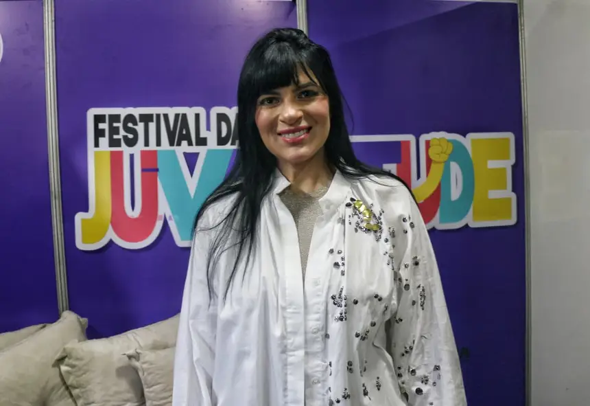 Pastora e cantora Fernanda Brum, ainda no camarim conversou com as equipes de reportagens 