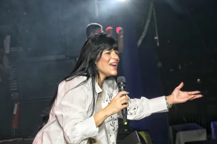 No palco, Fernanda Brum expressa o melhor da adoração cantando ao povo do Amapá