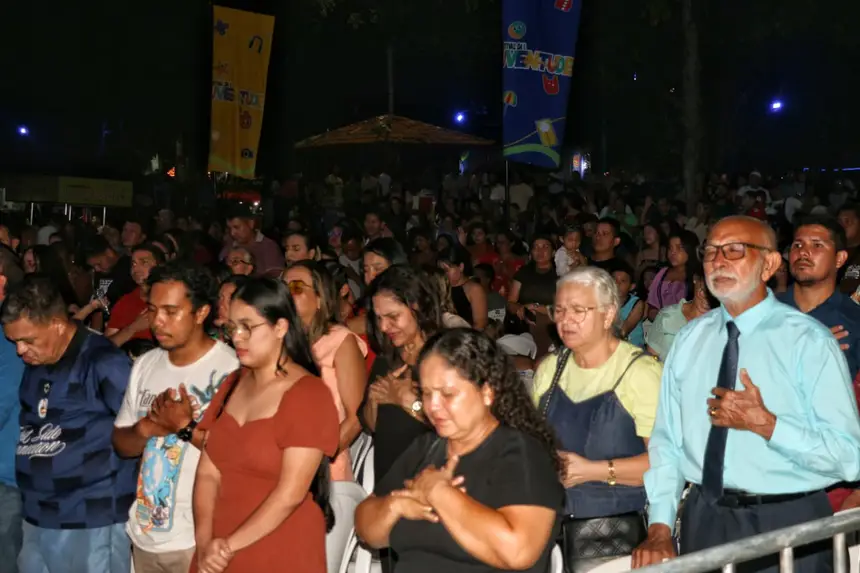 Adoração ao Senhor Jesus Cristo, não tem idade, tem coração quebrantando 
