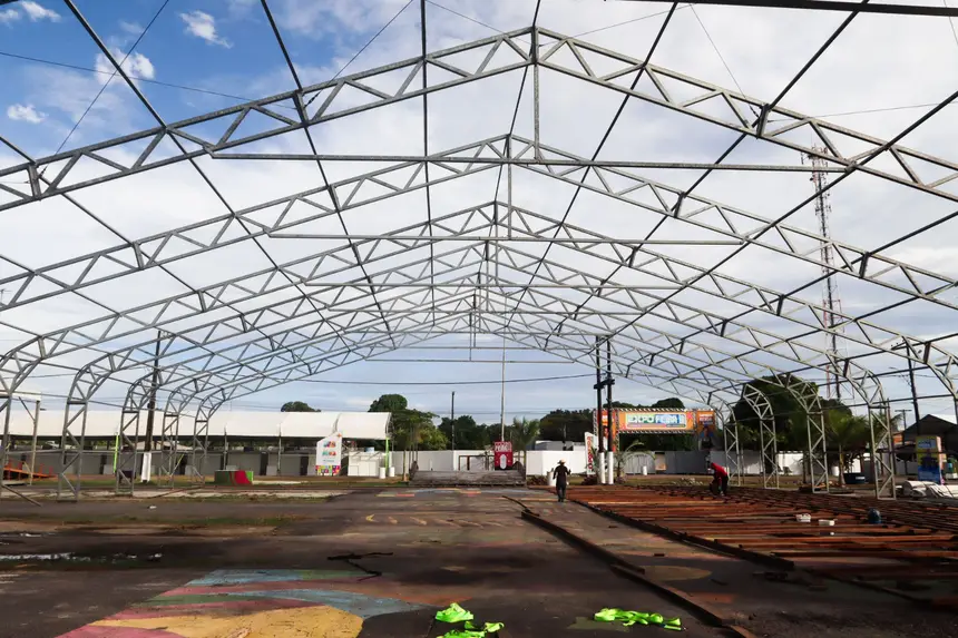 Galpões gigantes construídos com estruturas metálicas 
