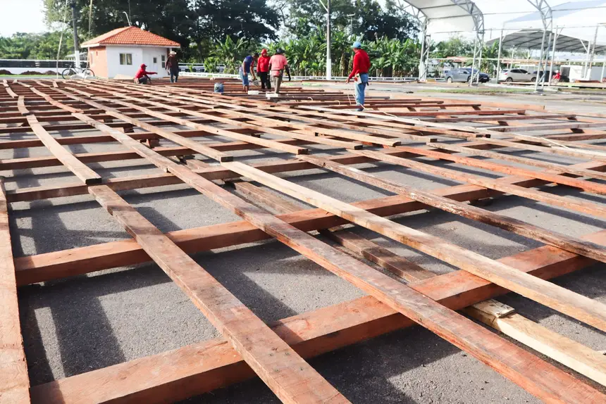 Todos os espaços comerciais da Expofeira 2026 terão os pisos feitos com madeiras, coberto com lâminas de compensados e coberturas de carpetes