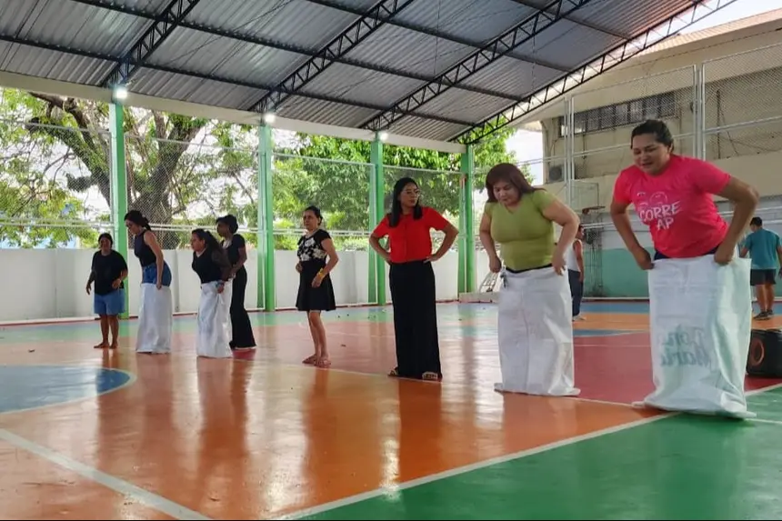 Corrida de saco foi uma das atividades recreativas escolhidas pelos usuários para a gincana dessa edição do Caps Verão