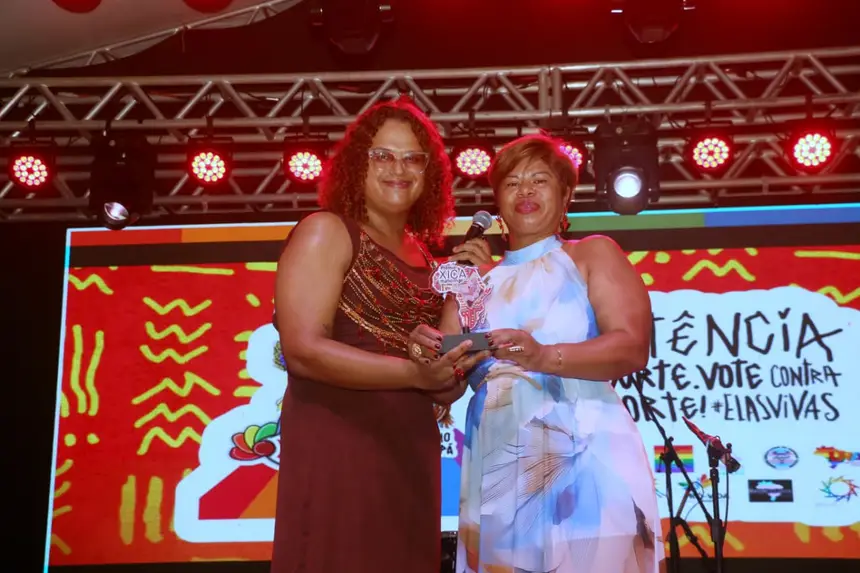 Momento do recebimento da homenagem