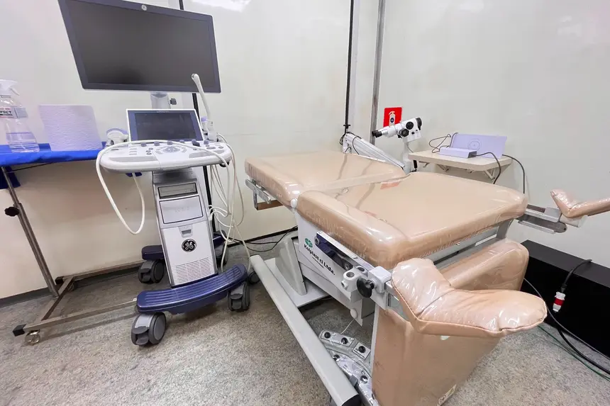 Na unidade móvel são ofertados exames de mamografia, ultrassonografia de mama, ultrassonografia transvaginal, ultrassonografia pélvica, colposcopia e biópsia de mama