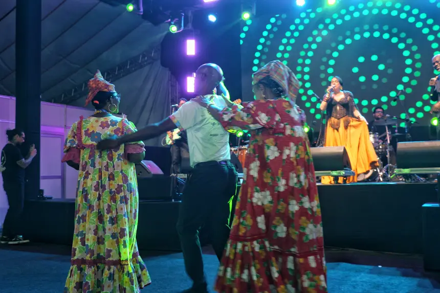 No embalo das vozes, da dança e da diversidade de ritmos, o público viveu uma noite de celebração que marcou a abertura da 3ª Feira Internacional de Oiapoque.