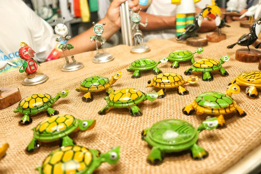 Latas de alumínio e garrafas PET ganharam uma nova utilidade nas mãos de artesãos, transformando-se em peças decorativas que unem criatividade, sustentabilidade e valorização do empreendedorismo regional na 3ª Feira Internacional de Oiapoque.