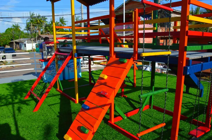o novo espaço de 120 m² foi totalmente equipado com playground infantil, balanços, escorregadores, parede de escalada e uma pequena arena esportiva com grama sintética.