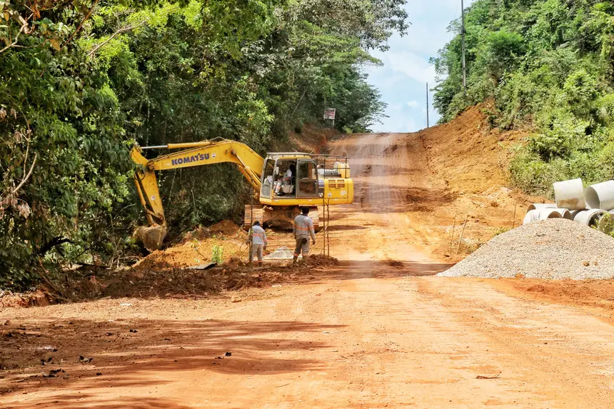 Avanço das obras: Infraestrutura viária avança para garantir trafegabilidade e segurança na comunidade indígena do Manga.