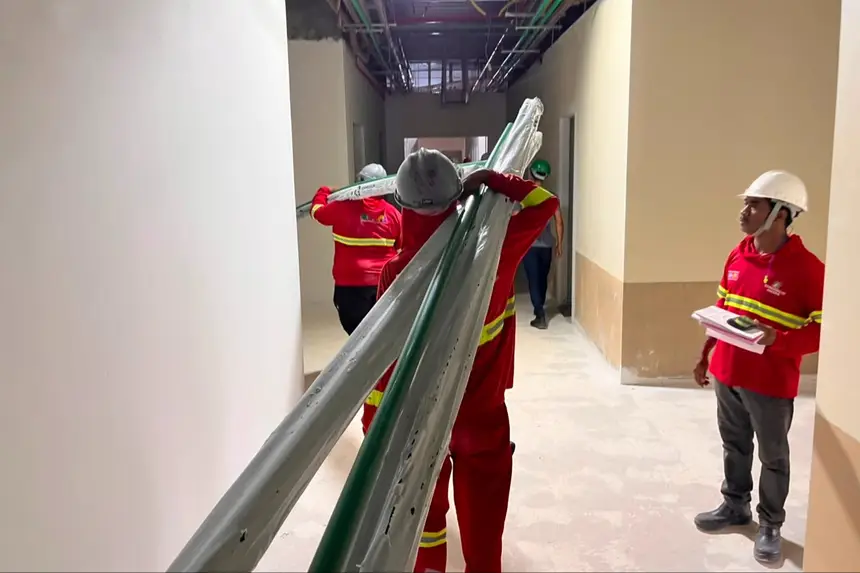 Profissionais atuam na consolidação das redes de instalações elétricas e hidráulicas do Novo Hospital de Emergência