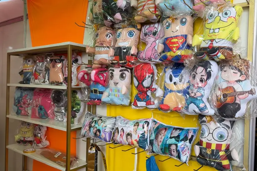  Produtos da A. Decorativos são organizados para exposição na feir