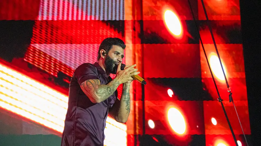 Gusttavo Lima comandou a segunda noite da Expofeira 2026 com sucessos que fizeram o público cantar junto.