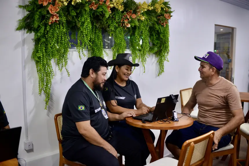No espaço, os visitantes podem tirar dúvidas sobre habilitação e veículos, realizar o simulado da prova teórica e conhecer os veículos utilizados nos exames práticos de direção
