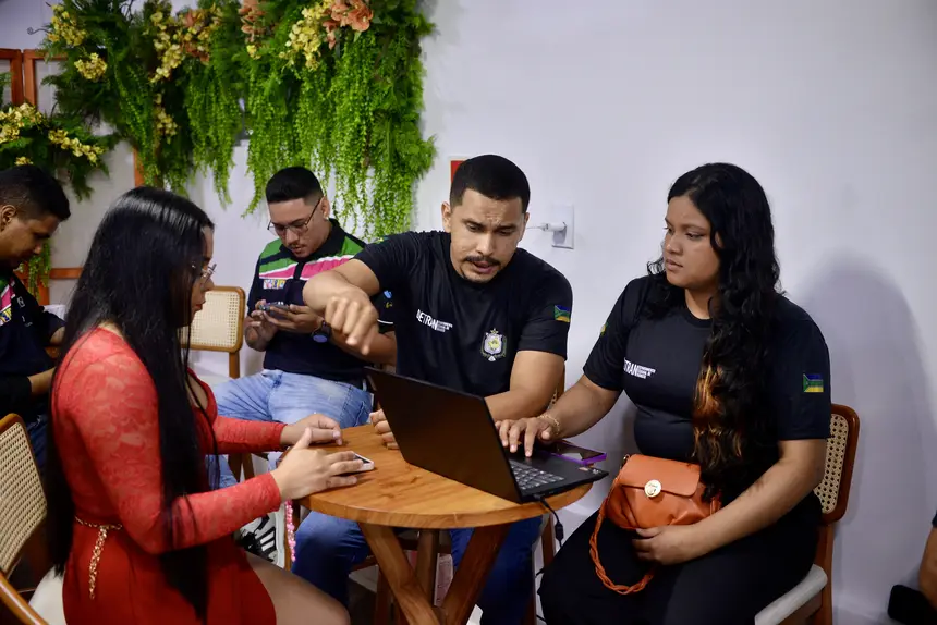 No espaço, os visitantes podem tirar dúvidas sobre habilitação e veículos, realizar o simulado da prova teórica e conhecer os veículos utilizados nos exames práticos de direção.