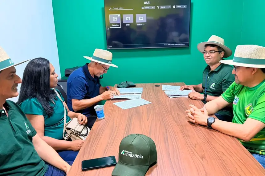 Agricultor assina contrato de crédito rural durante ação do Rurap na Expofeira 2026, garantindo recursos para investir e fortalecer sua produção.