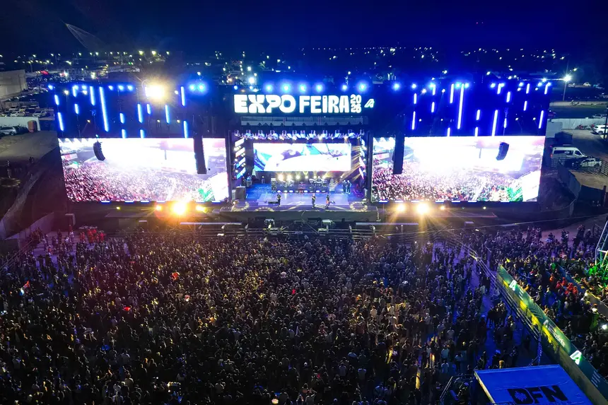 A atração reuniu uma multidão de fãs que estavam ansiosos para assistir ao show.